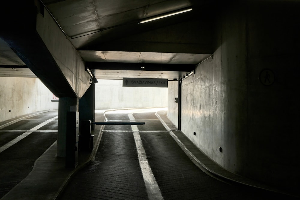 Un tunnel sombre avec un banc dedans