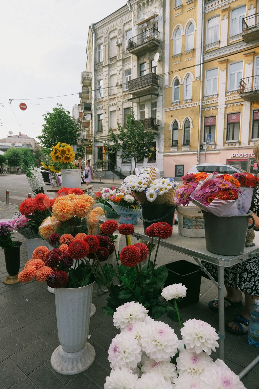 Un ramo de flores que están sobre una mesa