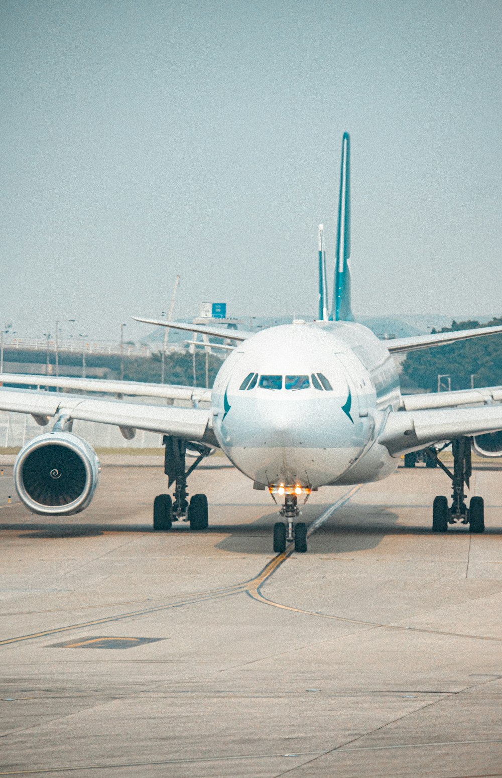 Un gros avion de ligne assis sur le tarmac d’un aéroport