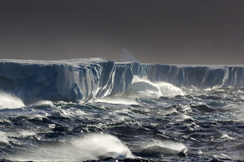 바다 한가운데에 있는 커다란 빙산