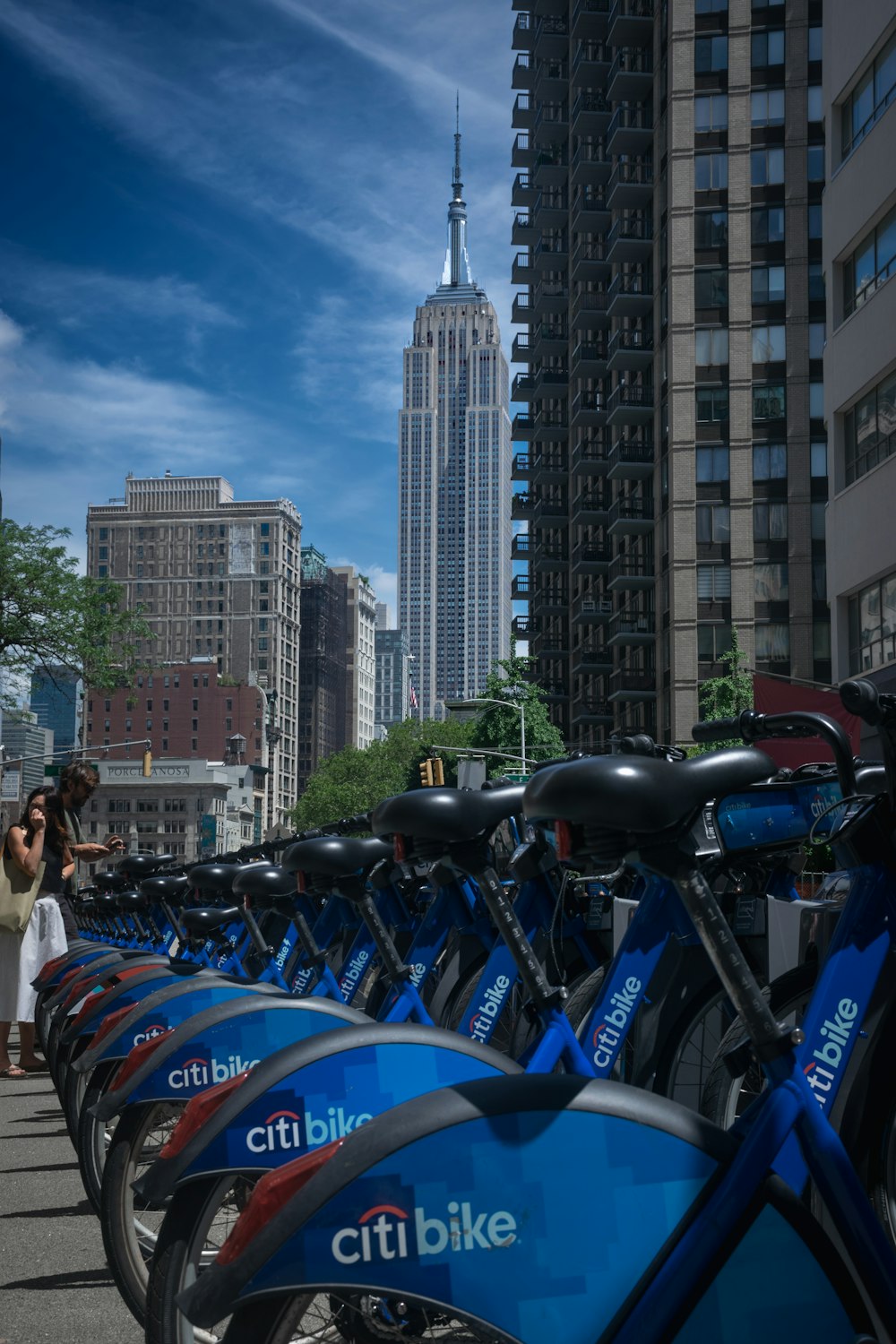 una fila di biciclette parcheggiate una accanto all'altra