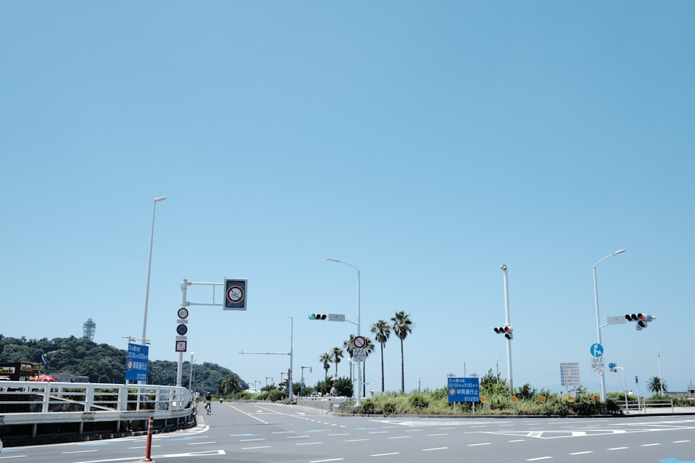 Una calle con semáforos y palmeras