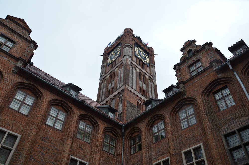 ein großes Backsteingebäude mit einem Uhrturm