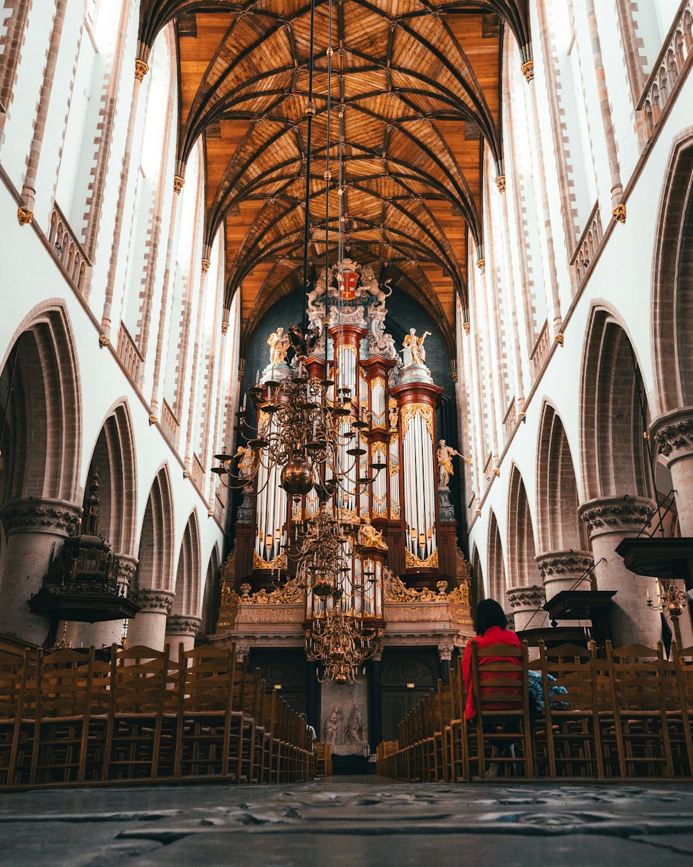 eine große Kathedrale mit einem Kronleuchter, der von der Decke hängt