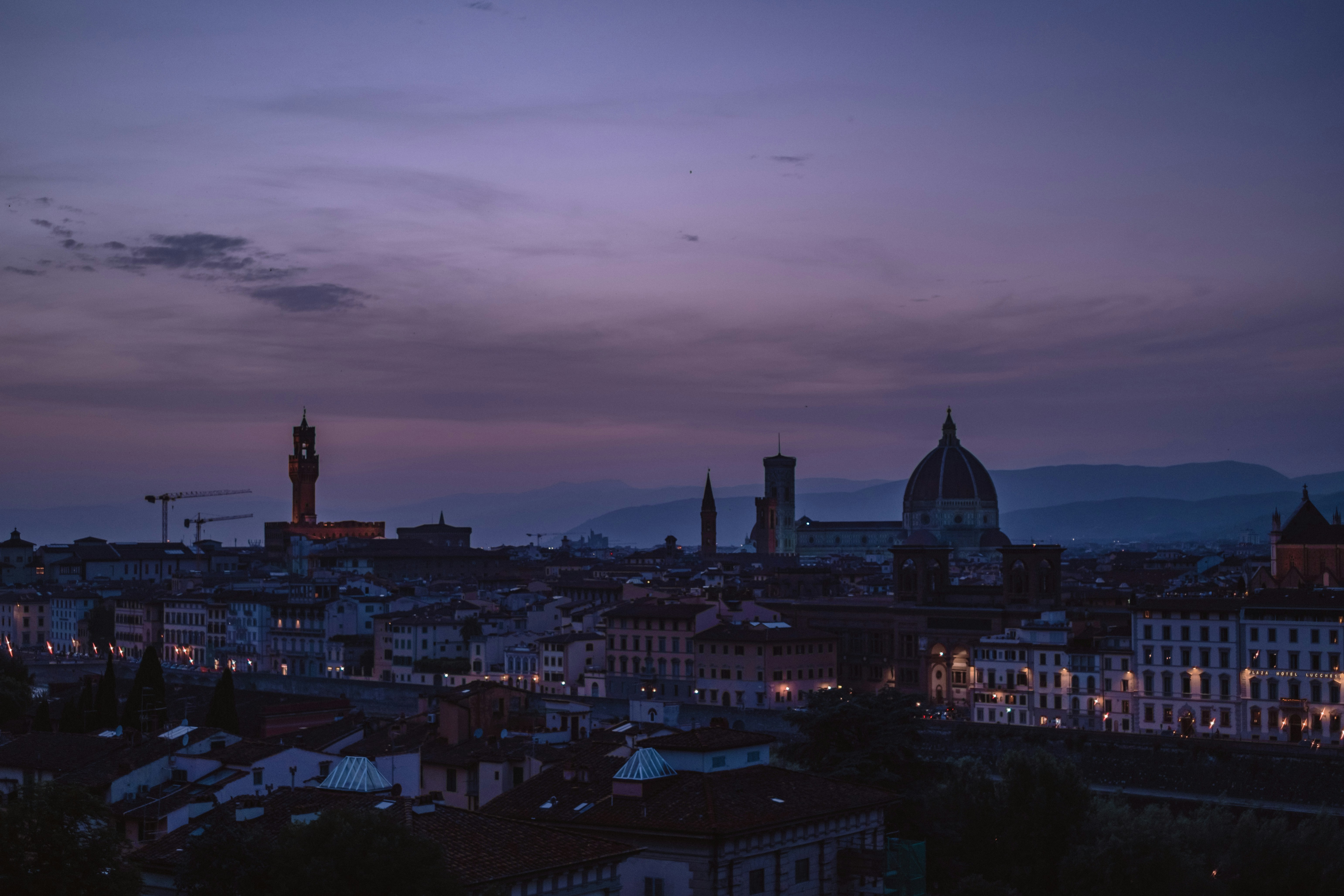 Una vista di una città di notte da una collina