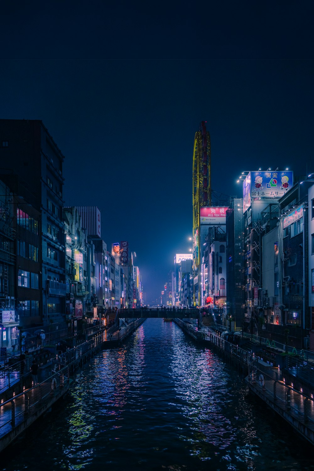 Ein Fluss, der nachts durch eine Stadt fließt