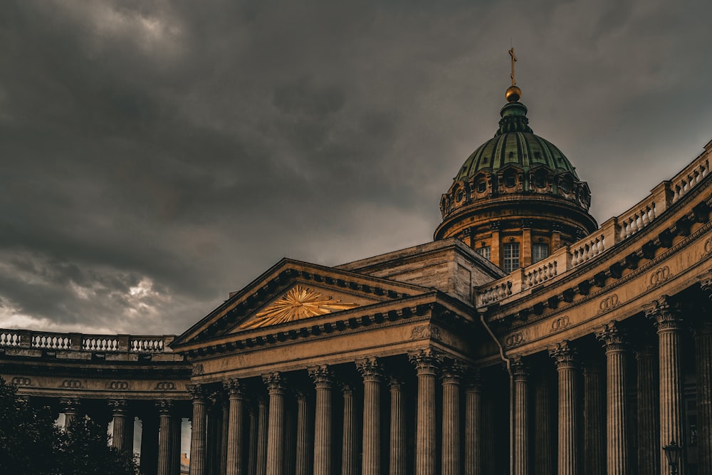 un edificio con colonne e una cupola in cima