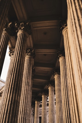 saint simeux the columns of a building are lined up
