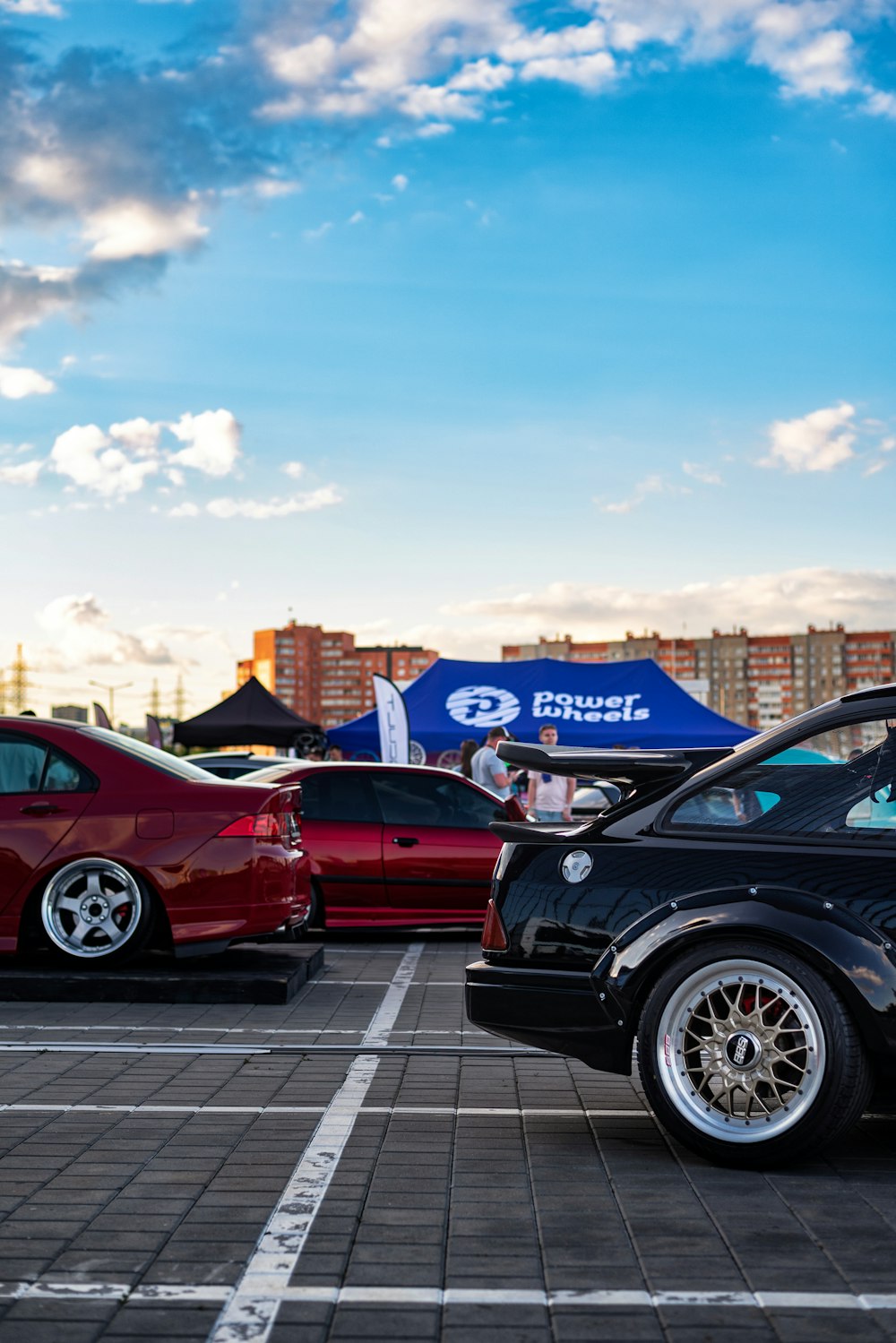 Un par de autos estacionados uno al lado del otro en un estacionamiento