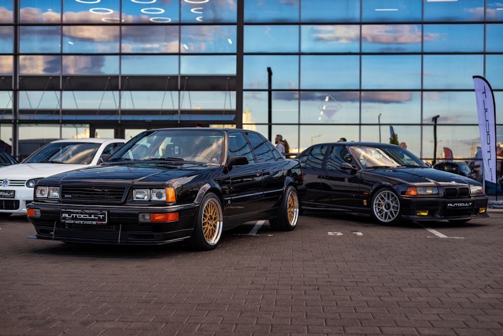 a group of cars parked next to each other in front of a building