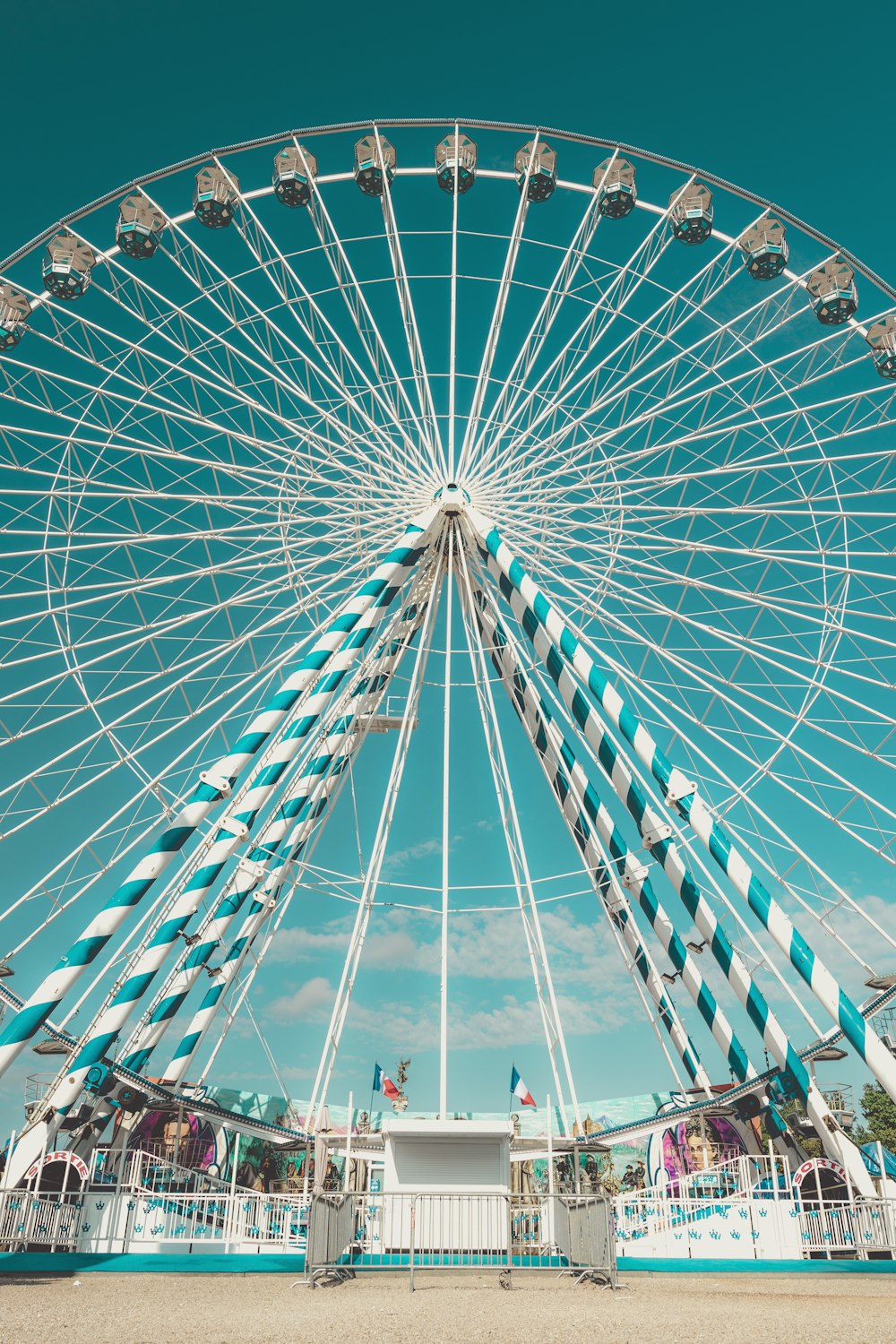 una grande ruota panoramica seduta sulla cima di una spiaggia sabbiosa