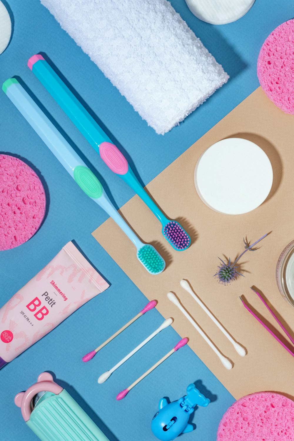 a table topped with lots of different types of toothbrushes