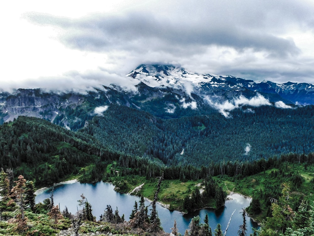 una vista di una catena montuosa con un lago in primo piano