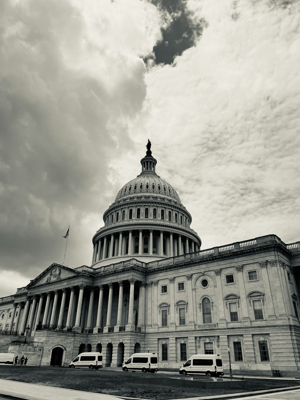 a black and white photo of the u s capitol building