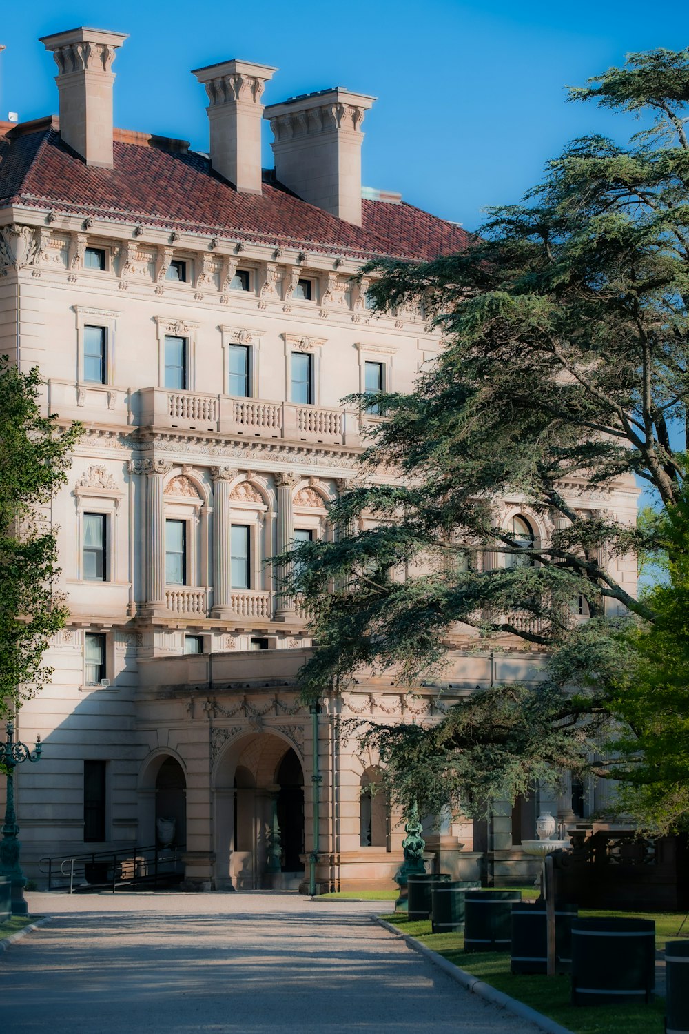 a large white building with a lot of windows