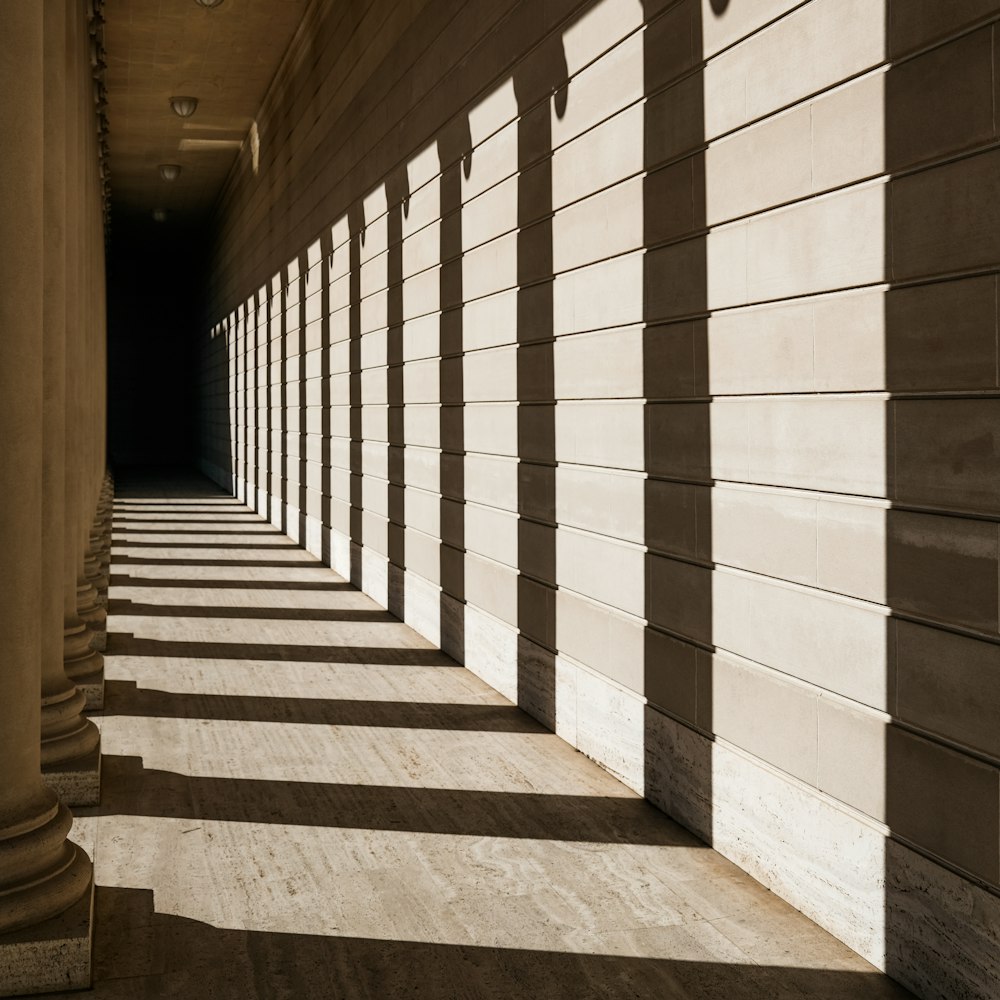 une longue rangée de colonnes devant un bâtiment