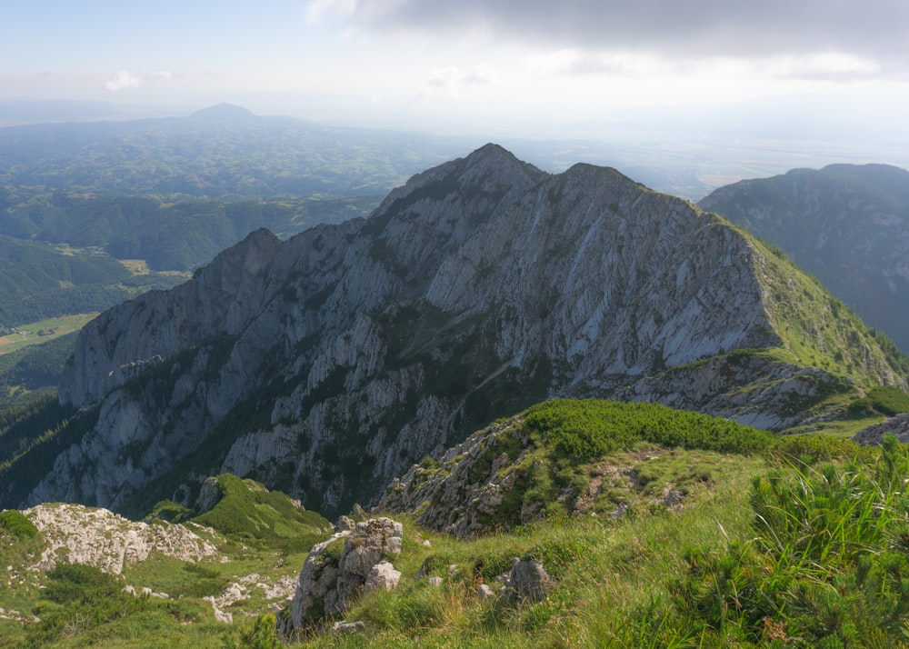 Una vista de una cadena montañosa desde la cima de una colina