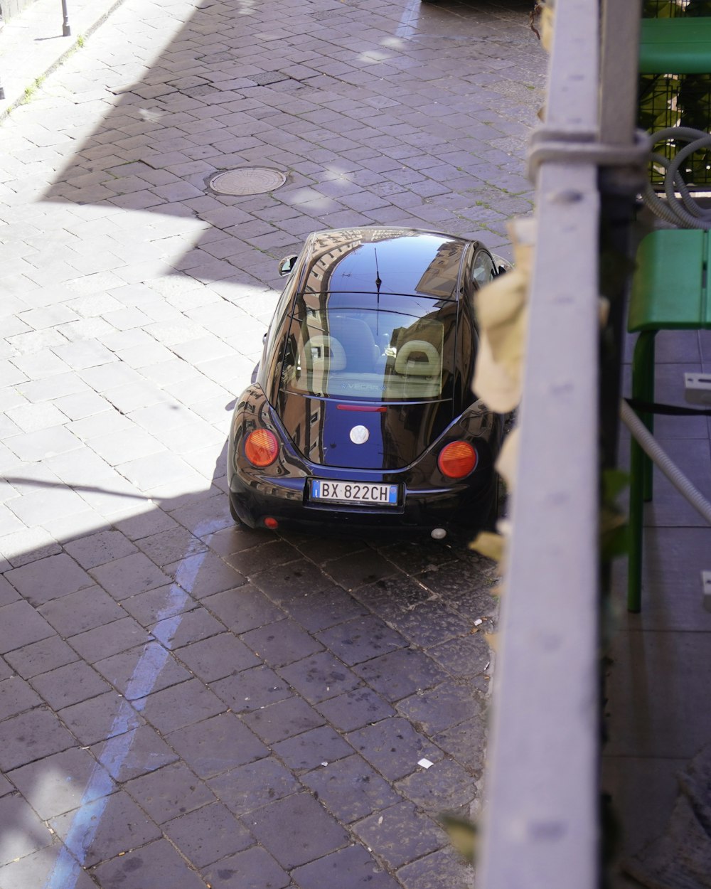 un coche aparcado al costado de la carretera