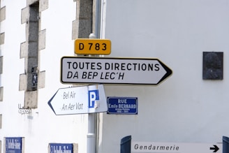 a street sign on the side of a building