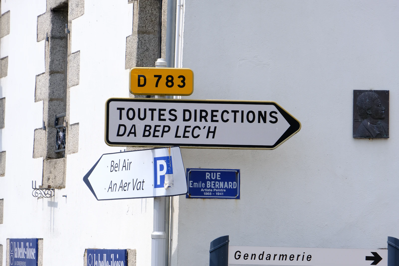 A bilingual French and Breton street sign reading TOUTES DIRECTIONS and DA BEP LEC'H, representing the exact language and region distinction hreflang codes are built to express
