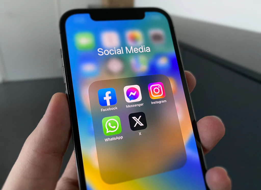Teléfono móvil con aplicaciones de redes sociales donde puede circular AI Slop
