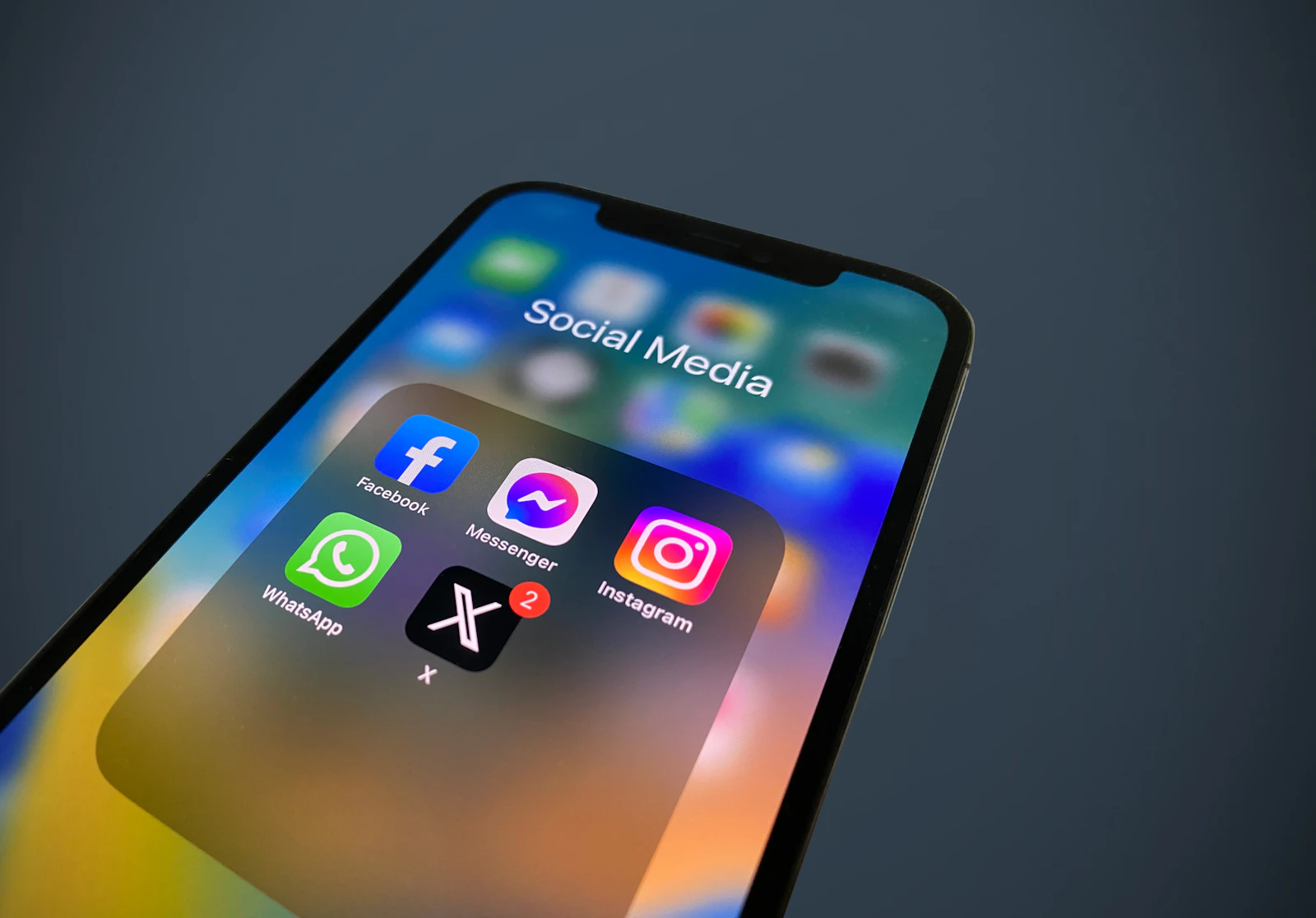 Pantalla de celular con los íconos de Instagram, WhatsApp y otras apps de mensajería