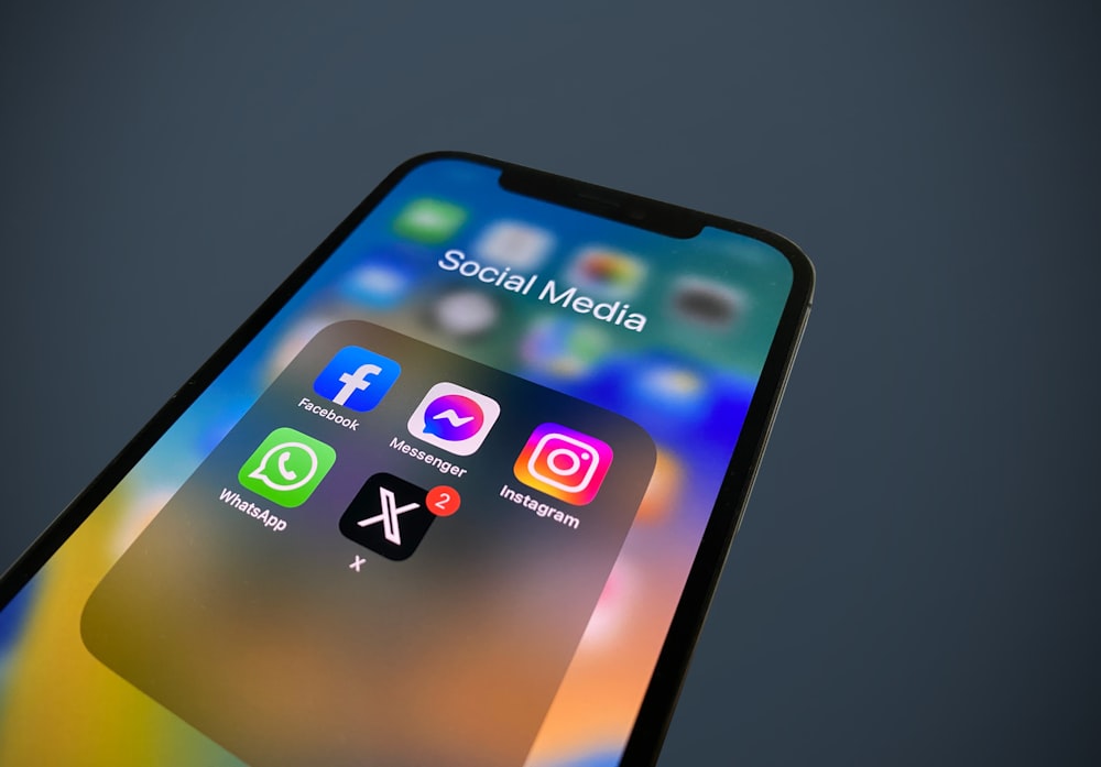 Un primer plano de un teléfono celular con íconos de redes sociales
