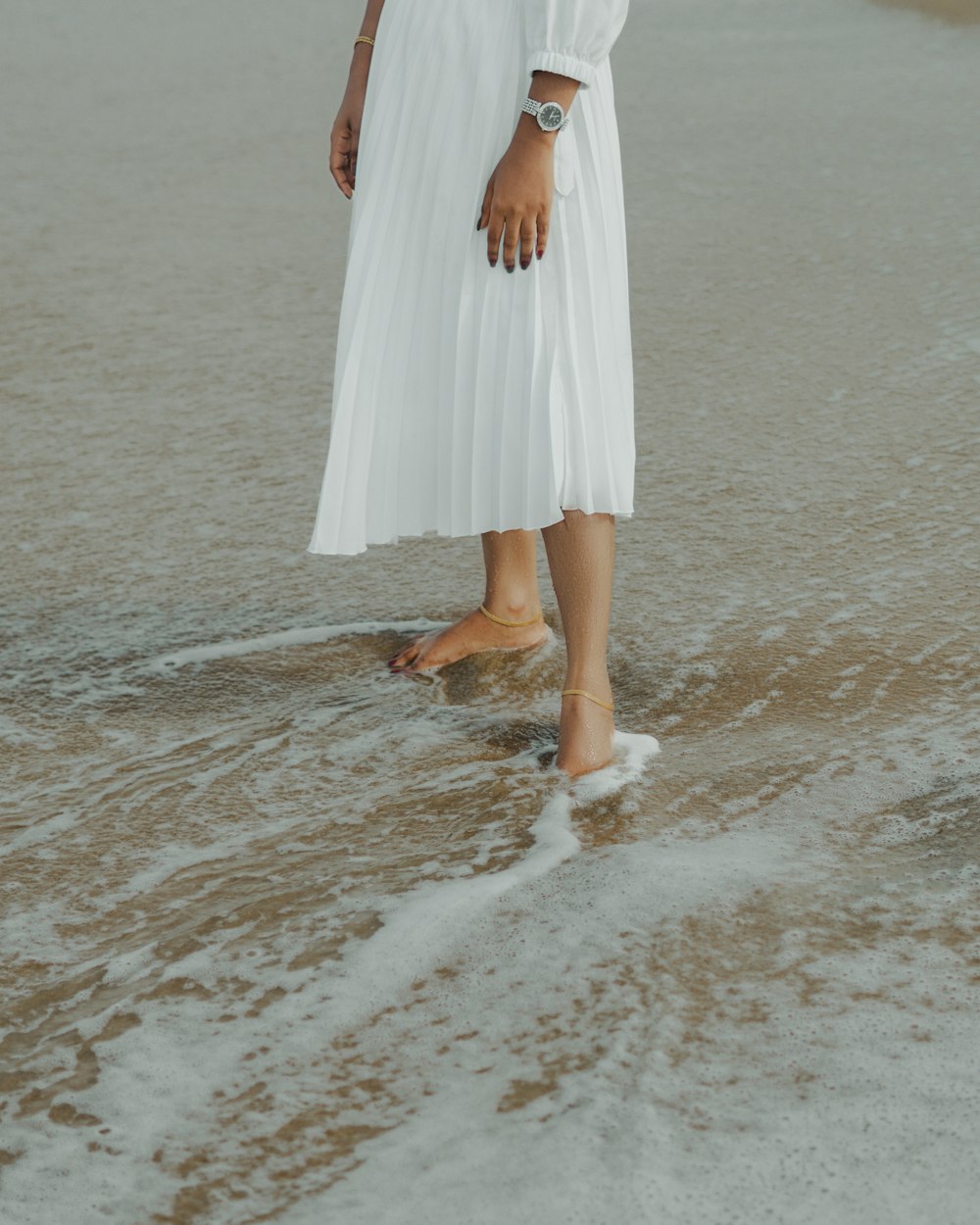 水の中に立つ白いドレスを着た女性