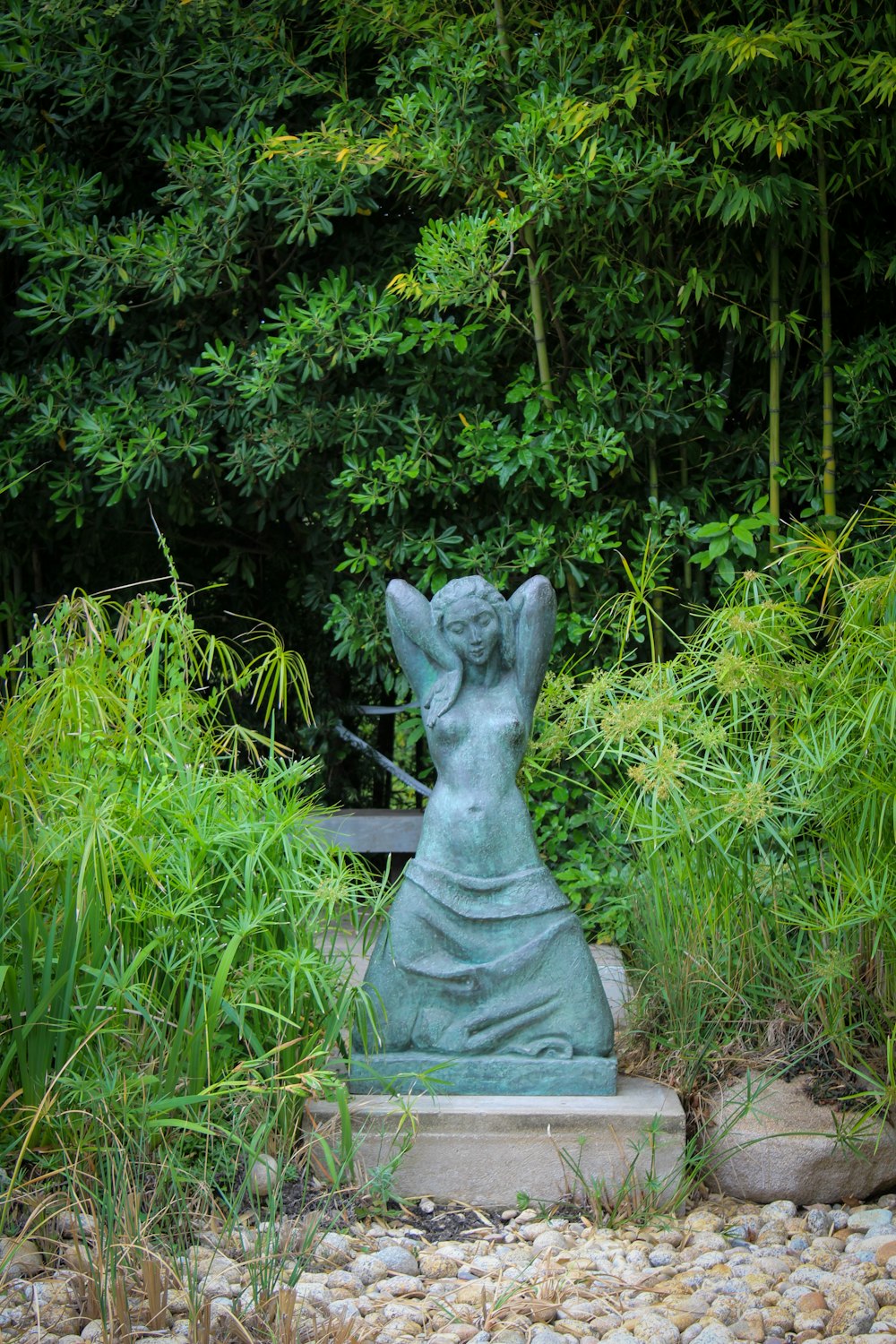 Una statua di una donna in un giardino