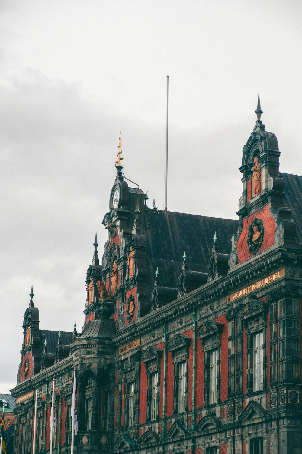 un grand bâtiment avec une horloge sur le dessus