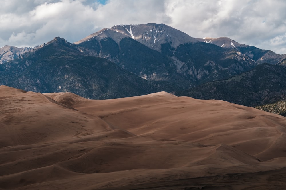 une vue d’une chaîne de montagnes au loin