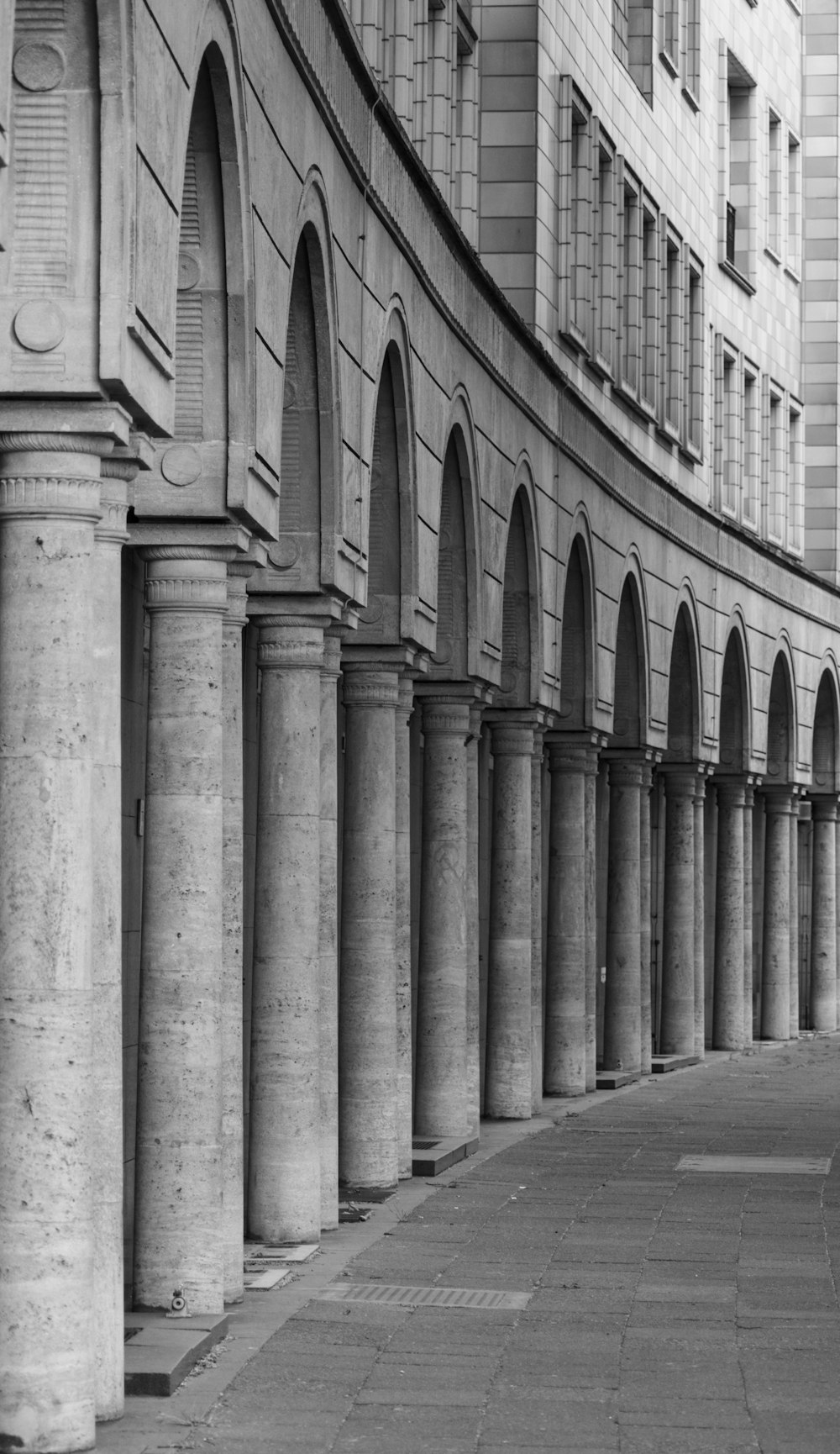 Una foto en blanco y negro de una fila de pilares