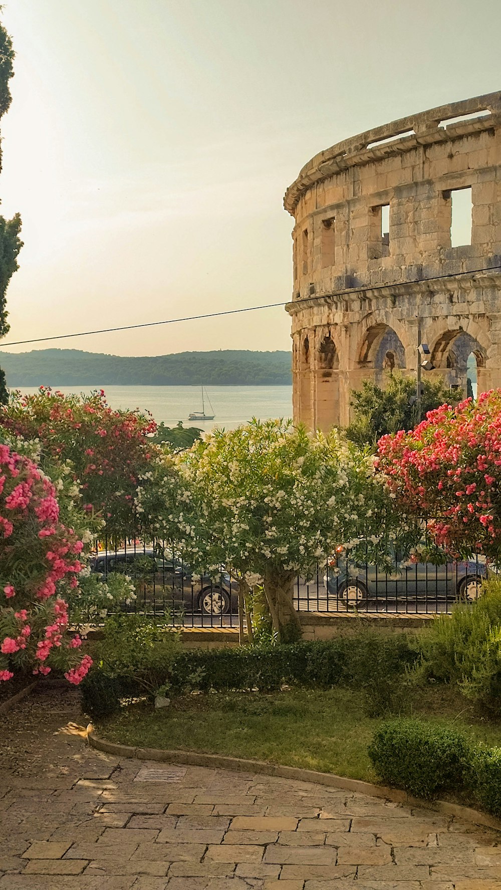 Una torre dell'orologio seduta accanto a un lussureggiante parco verde