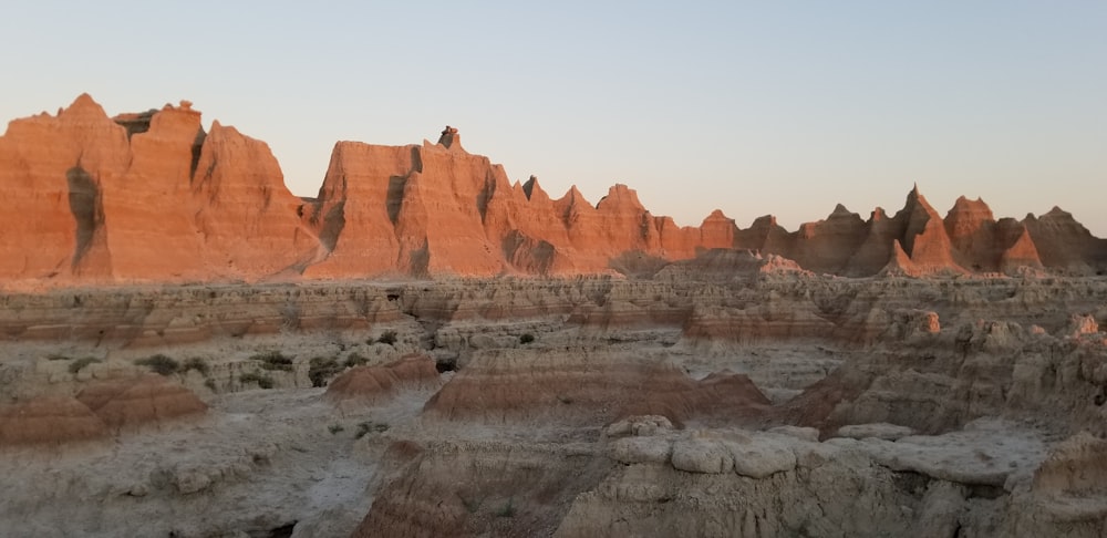 Un grande gruppo di rocce nel deserto