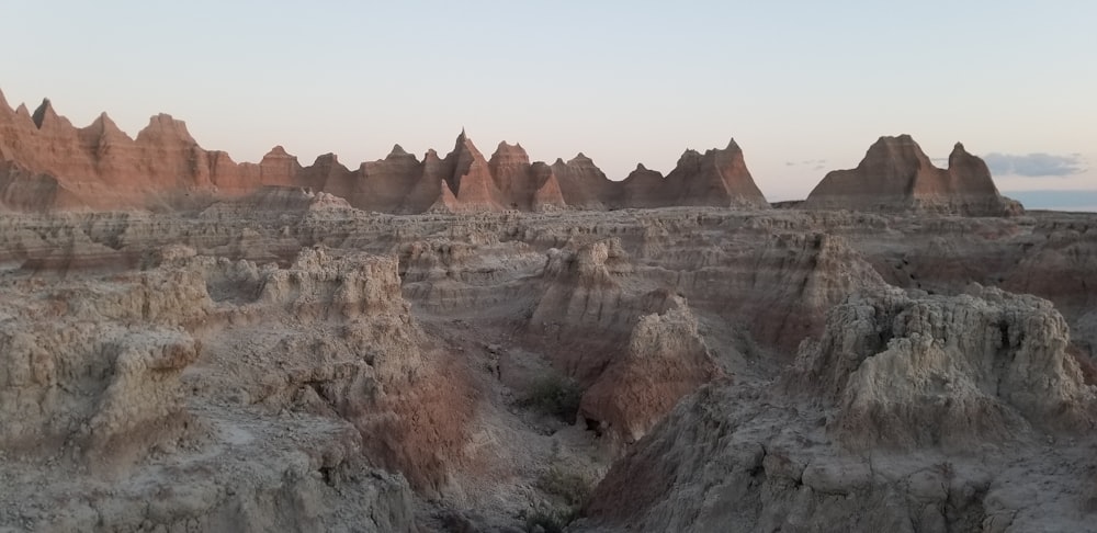 Un grande gruppo di formazioni rocciose nel deserto