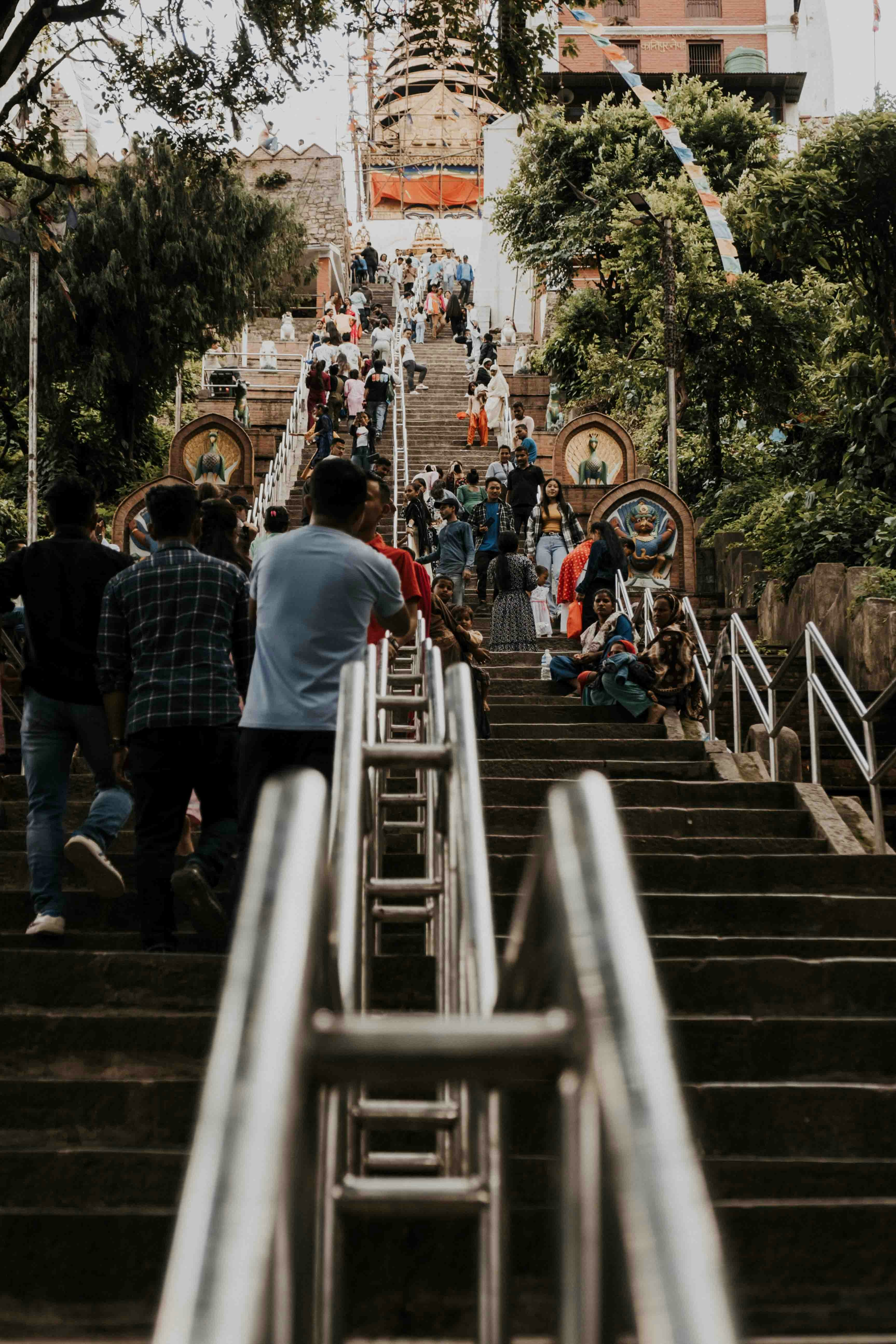 eine Gruppe von Menschen, die eine Treppe hinaufgehen