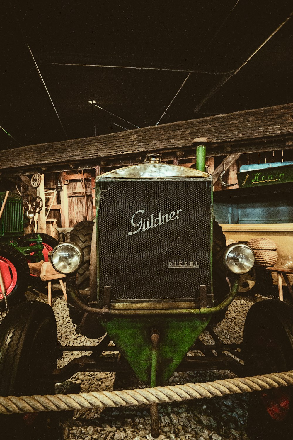 Un coche viejo en exhibición en un museo