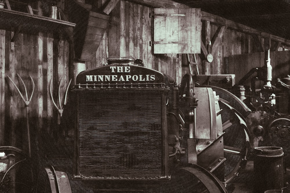ein Schwarz-Weiß-Foto einer Maschine in einer Fabrik
