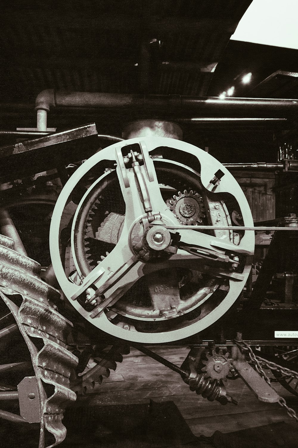 Una foto en blanco y negro de una rueda de tren