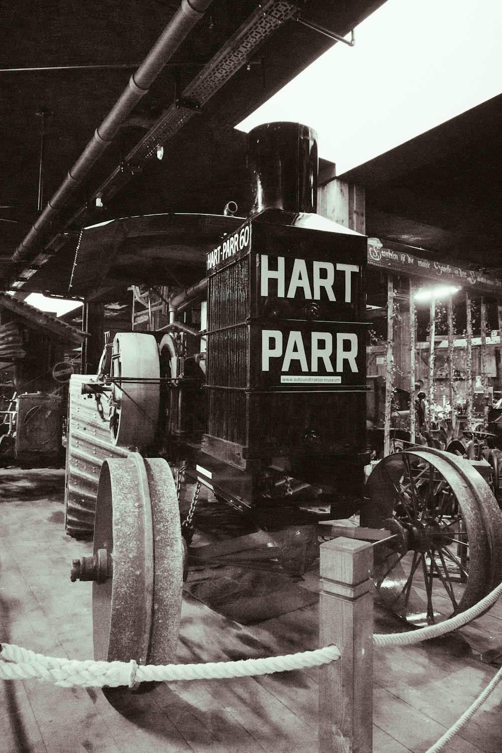 Una foto en blanco y negro de un tren en exhibición