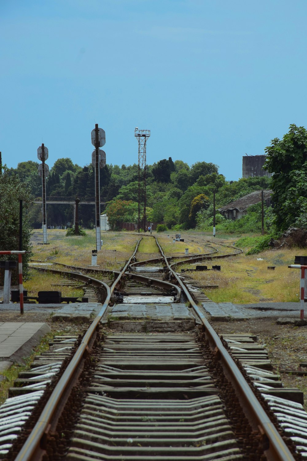 une vue d’une voie ferrée depuis l’extrémité de la voie