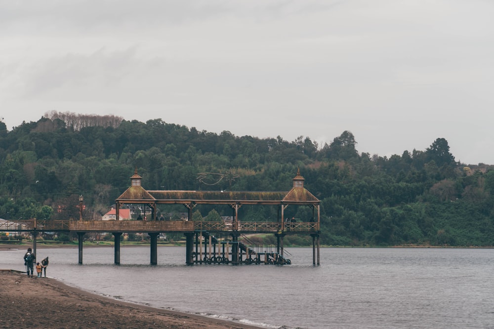 um píer na margem de um lago