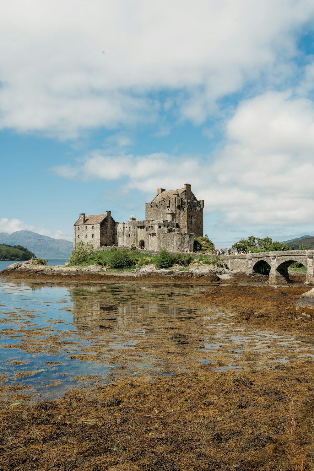 un château assis au sommet d’un plan d’eau