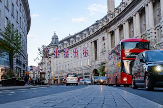 Happy travelers sharing smiles against a backdrop of Buckingham Palace, radiating excitement and discovery.