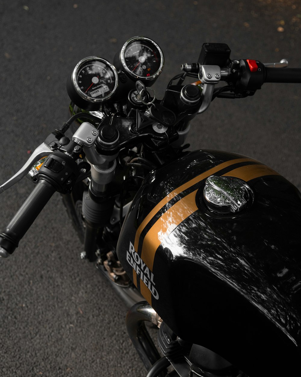 a close up of the handle bars on a motorcycle
