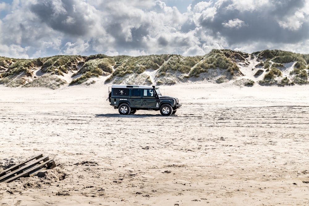 Ein Lastwagen parkt an einem Sandstrand