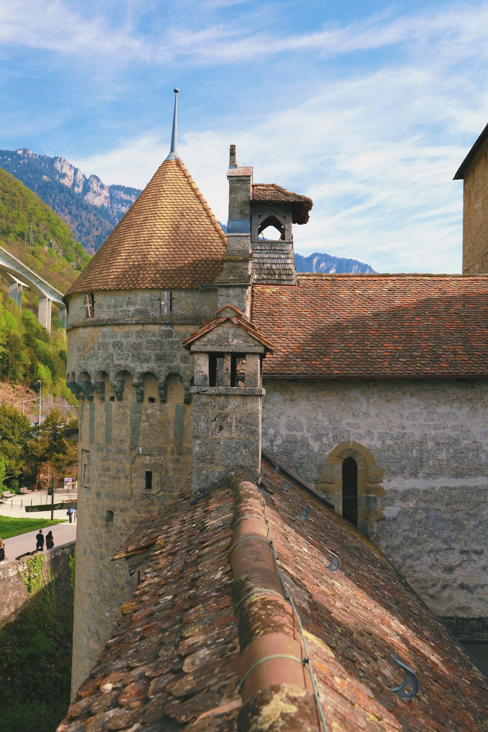 ein Gebäude mit einem Glockenturm auf der Spitze