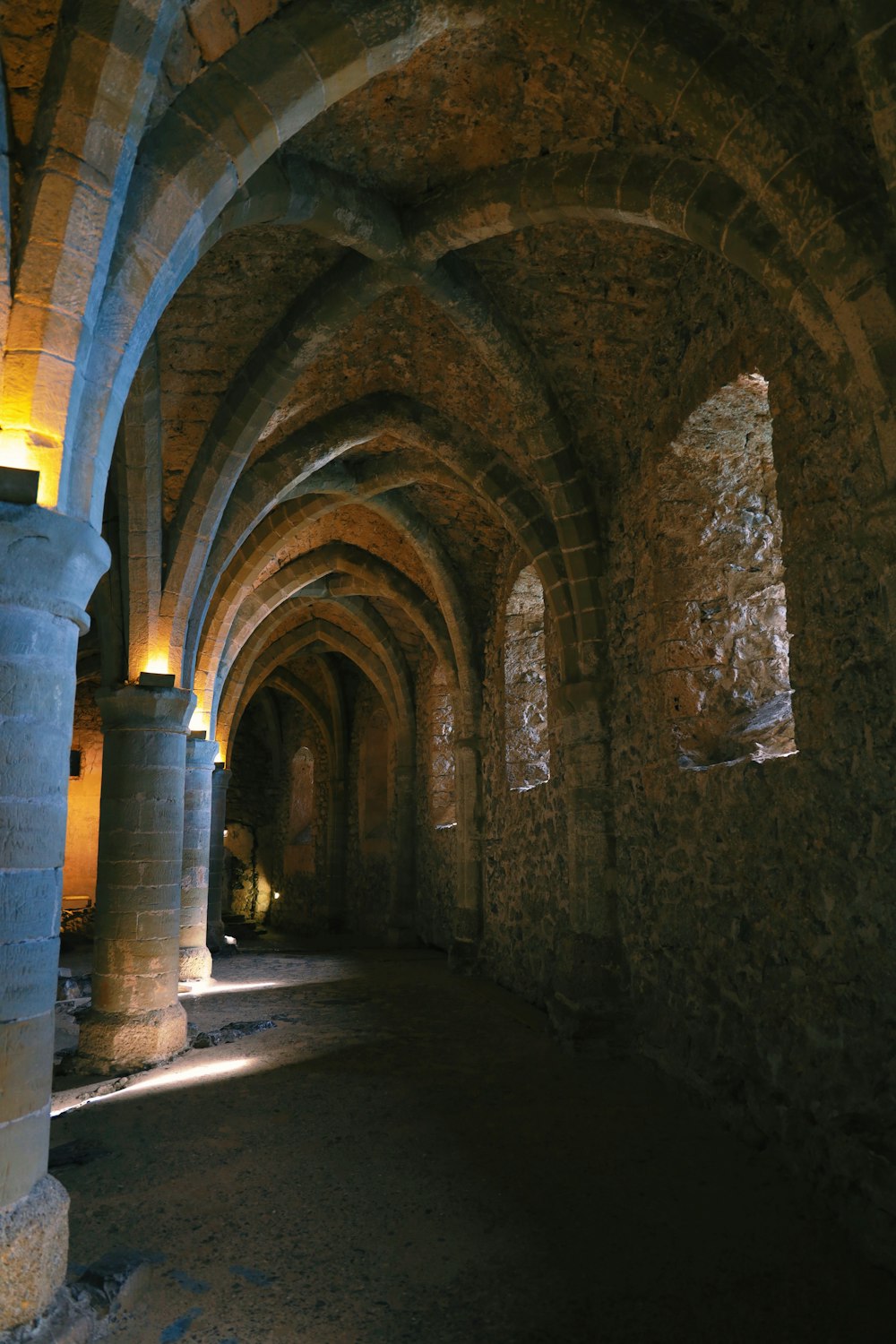 Un gran edificio de piedra con columnas y luces