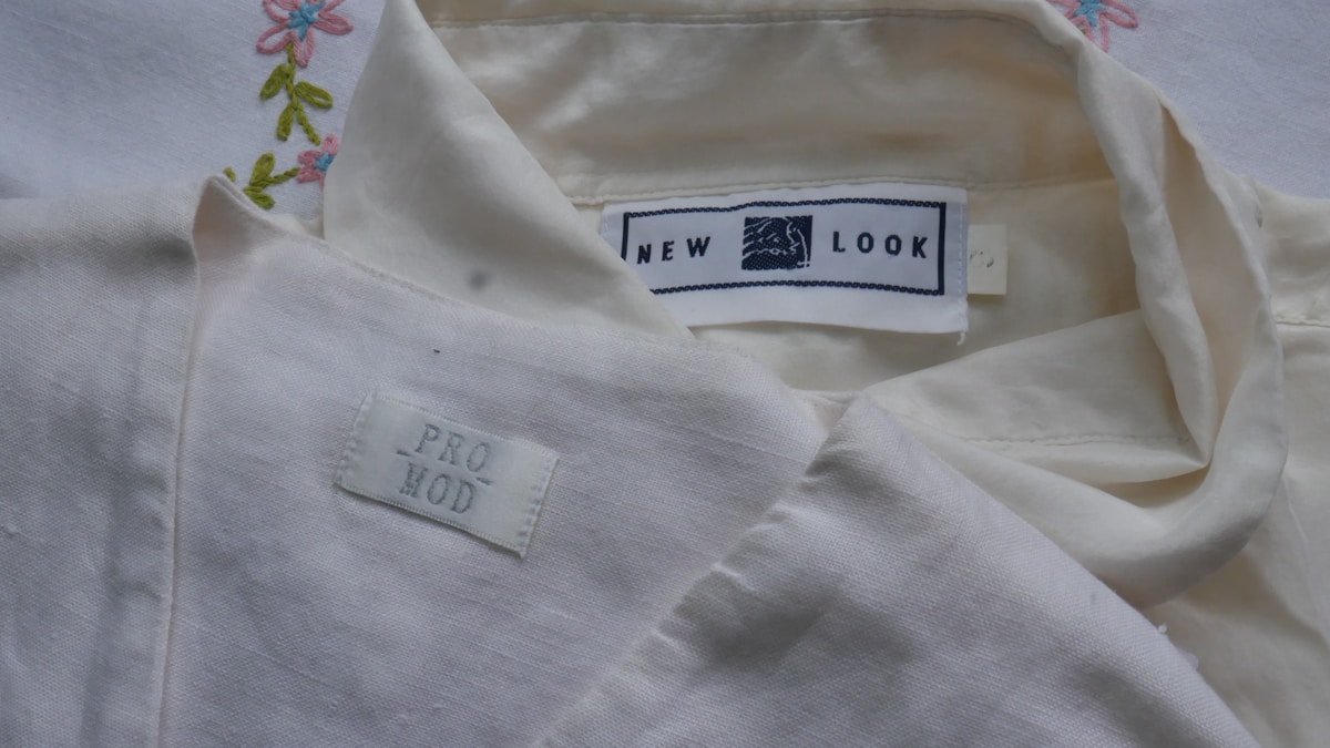 Що означають позначки на етикетках одягу: прання, сушіння, праска і лайфхак, якщо ярлик відрізали