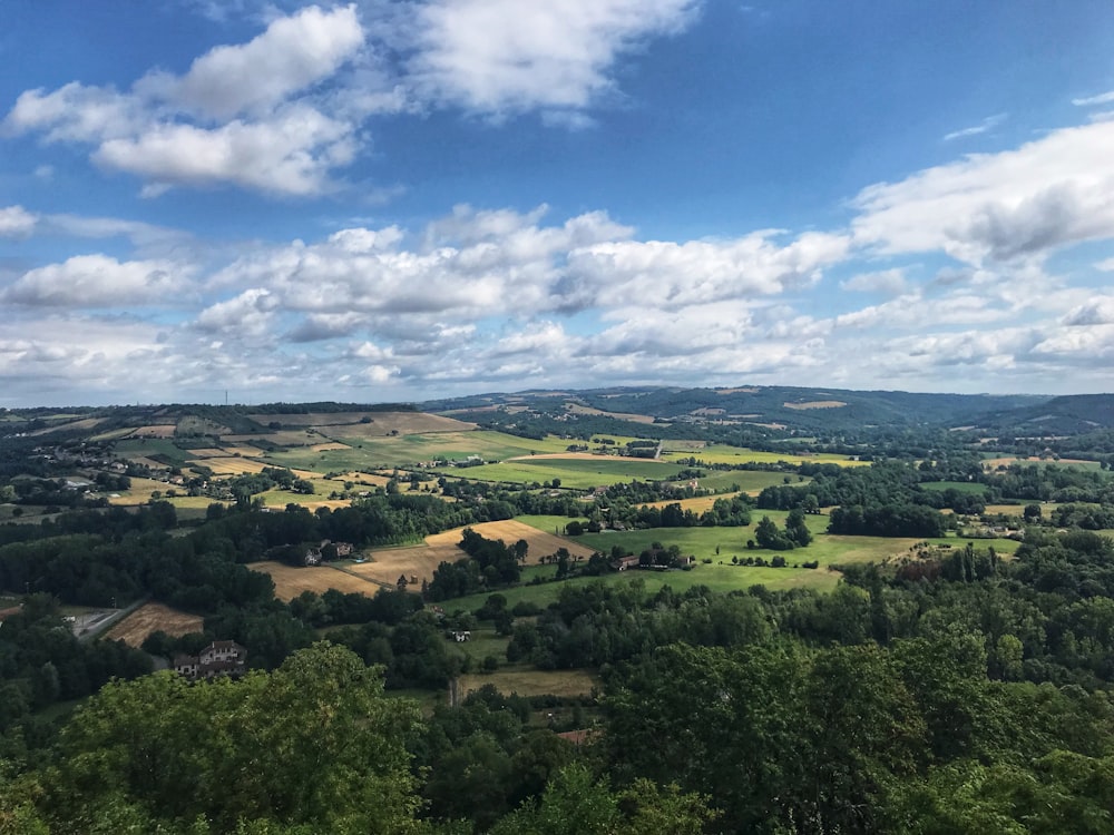 una vista della campagna da un punto di vista elevato